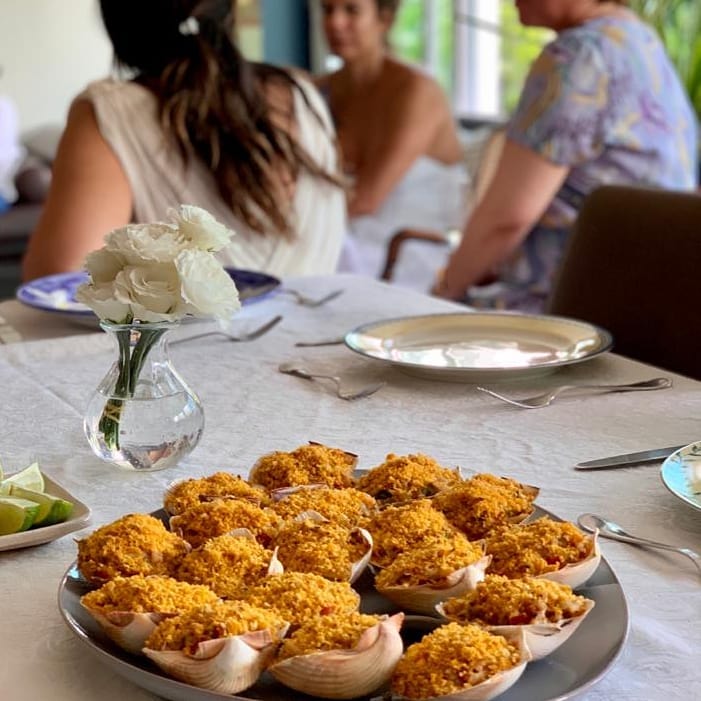 Convidados à mesa em almoço servido pela Chef