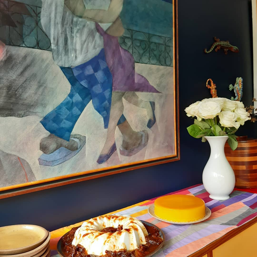 Manjar e quindão sobre aparador com flores brancas