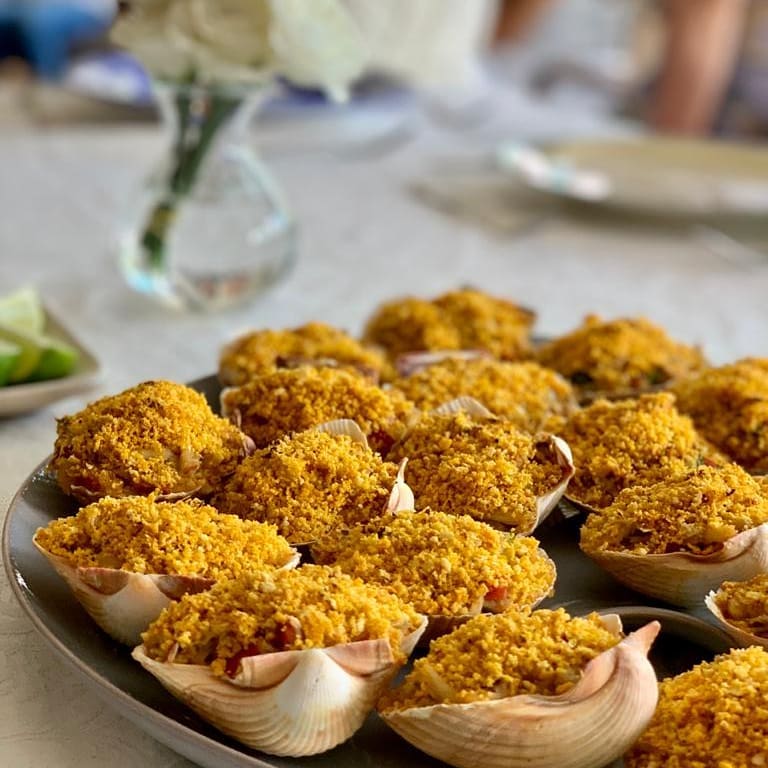 Vatapá servido em conchas com farofa de dendê